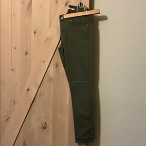 Olive green Levi’s skinny jeans.